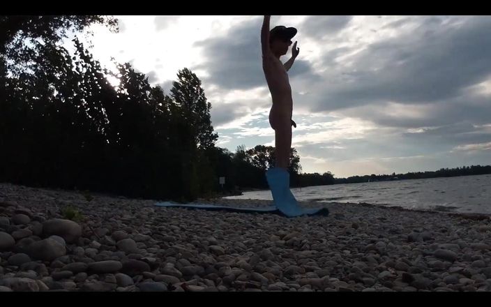 Jon Arteen: Esbelto chico nudista hace yoga desnudo en una playa naturista...