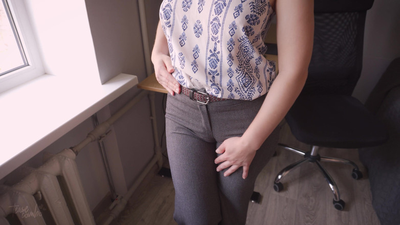 Teasecombo 4K: Гаряча колега дражнить дупу, поки її штани не розірвуться