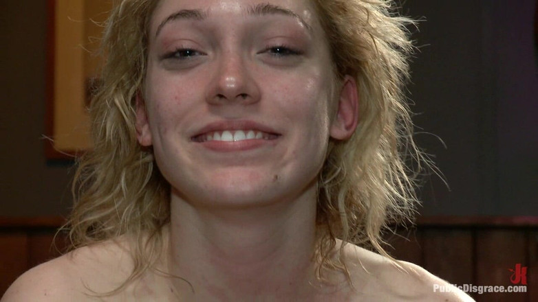 Public Disgrace by Kink: 华丽的 20 岁金发女郎性交和降级