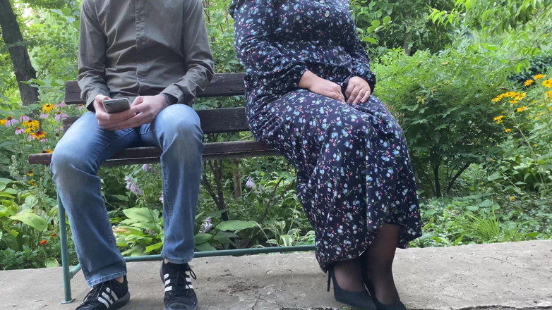 OurFetishLife: Muhteşem götlü orta yaşlı seksi kadın açık havada altın duş...