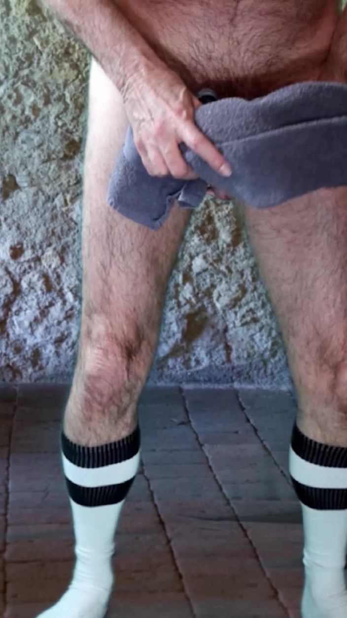 Boototternl: Harige Daddy Bindt Zijn Pik En Ballen En Trekt Zich...