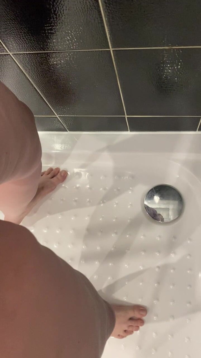 VikkiGeorgia: Xixi no chuveiro