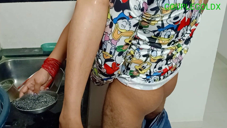 Sexy Komal: 中の女性は調理器具を洗っています。ねえ、私はいくつかの水が必要です