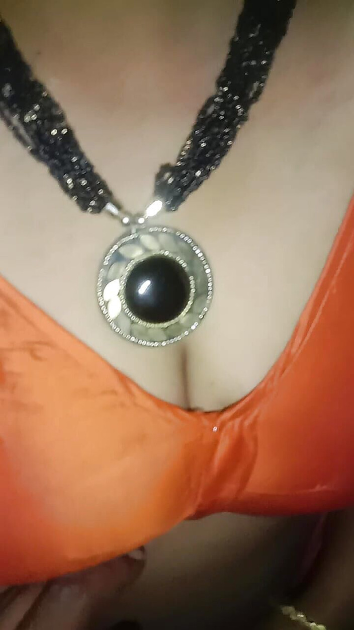 Santhi89: タミルの主婦、家のオイルマッサージ、黒人の夫のコック、ハードジョブ、大きな自然なおっぱい、素敵な手コキ、射精、家でとても素敵なフェラチオ