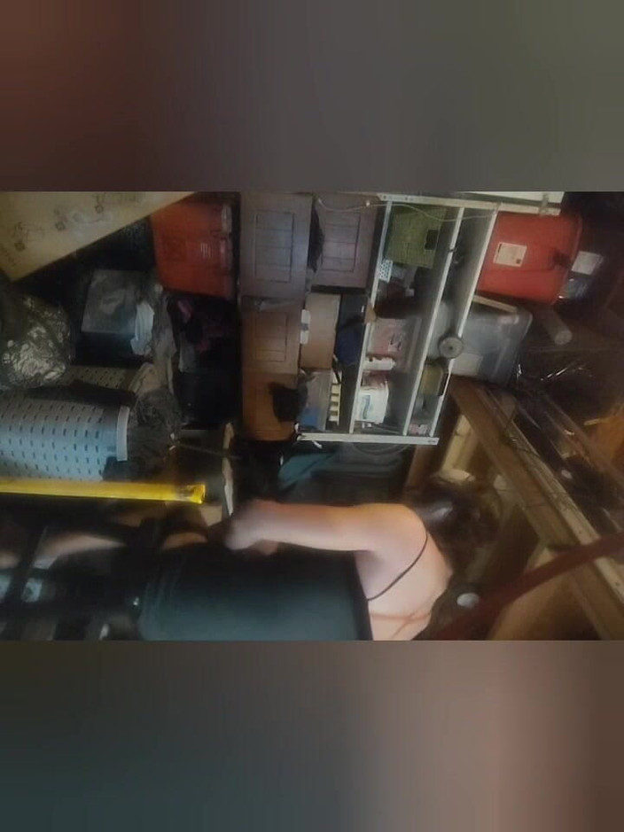 K8e Snow: Özel bir depolama odasında baştan çıkarıcı travesti soyunuyor ve azdırıyor