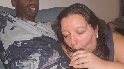 Real homemade BBW BBC porn: Lo succhia accarezzando grande cazzo nero sborrando in bocca gemendo...