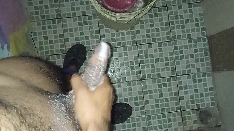 Cute boy jerks off: Un mec gay se masturbe en pensant à sa partenaire qui...