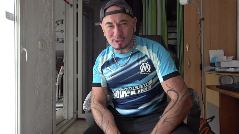 Bitch Girl Video: Dwa duże kutasy w jej tyłku