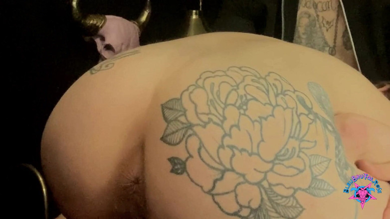 BleuBrutalRose: La miLF gotica sottomessa snowbunny urla forte mentre si fa...