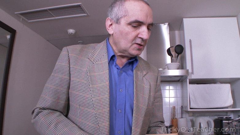 Tricky Old Teacher: 老先生が怠け者の生徒をしわだらけの老いたチンコで罰する