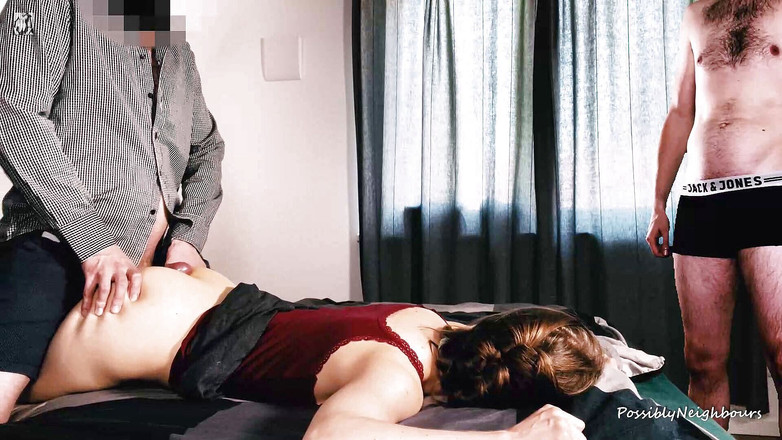 Neighbours Girl: पार्टी के बाद दो दोस्त सुंदर लड़की साझा कर रहे हैं