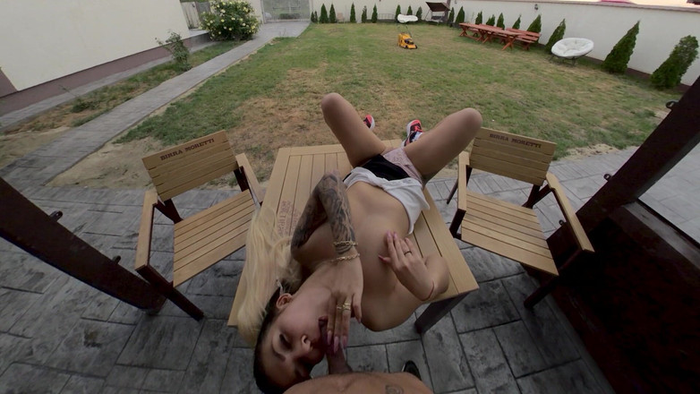 SassyTiff: Sexy brunetka nadržená dívka šuká na stole