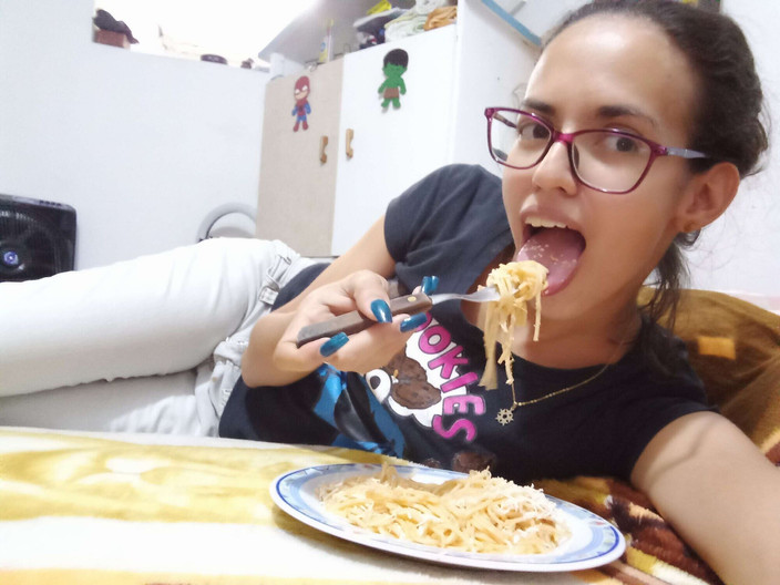 Liz Grey: Devin atât de excitată fiind singură încât uneori fut veggies și apoi...