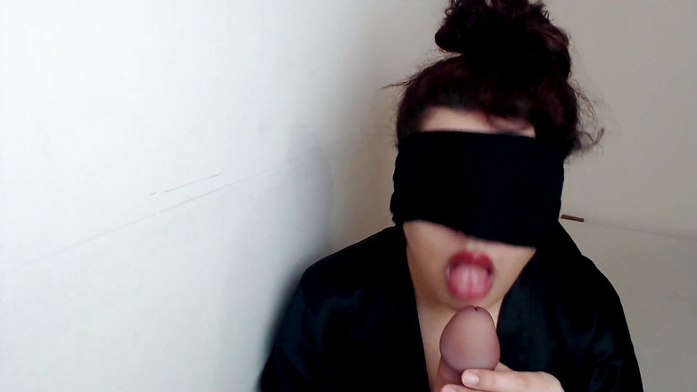 Evelyn Butt: Geblinddoekt gamermeisje dat de enorme pik van een vreemde zuigt!