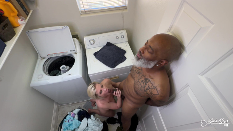Kyla Keys: Uso gratuito nella lavanderia
