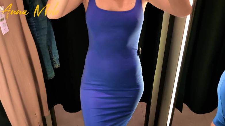 Anna Mole: A Garota na Sala de Montagem, escolhendo um vestido novo....