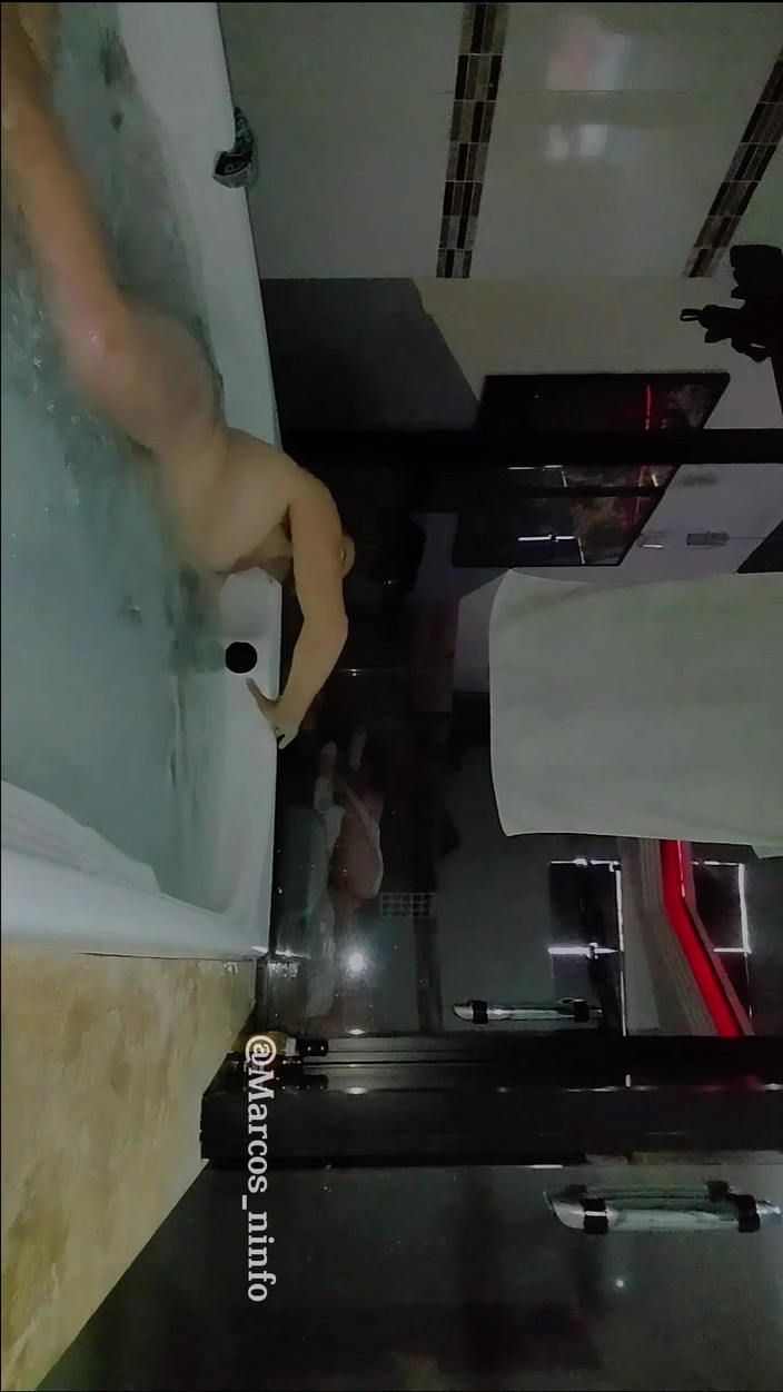 Marcosninfo: Я наслаждался ванной голышом на другой день на гей-вечеринке в мотеле