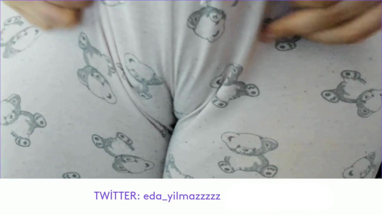 bigass_sexy_bigboobs: Cameltoe - masturbacja piżamą - pocieranie cipki piżamą