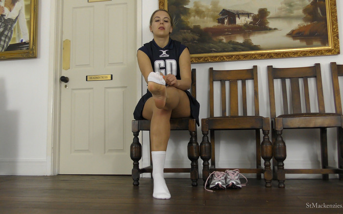 St Mackenzie's: Monika; Khoe đôi chân trần xinh xắn của cô ấy