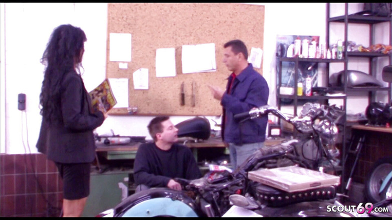 Full porn collection: La sposa tedesca in bici viene scopata da un meccanico...