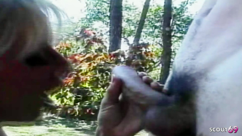 Shemale TS Collection: Blonďatá hubená Shemale tvrdě análně ošukaná muži venku