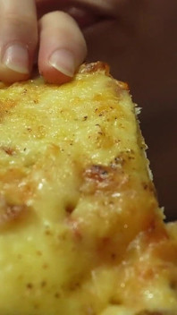 Makan Malam Pizza Gergasi Mengambil Lelaki Kecil Giliran Liar Menjadi Topping