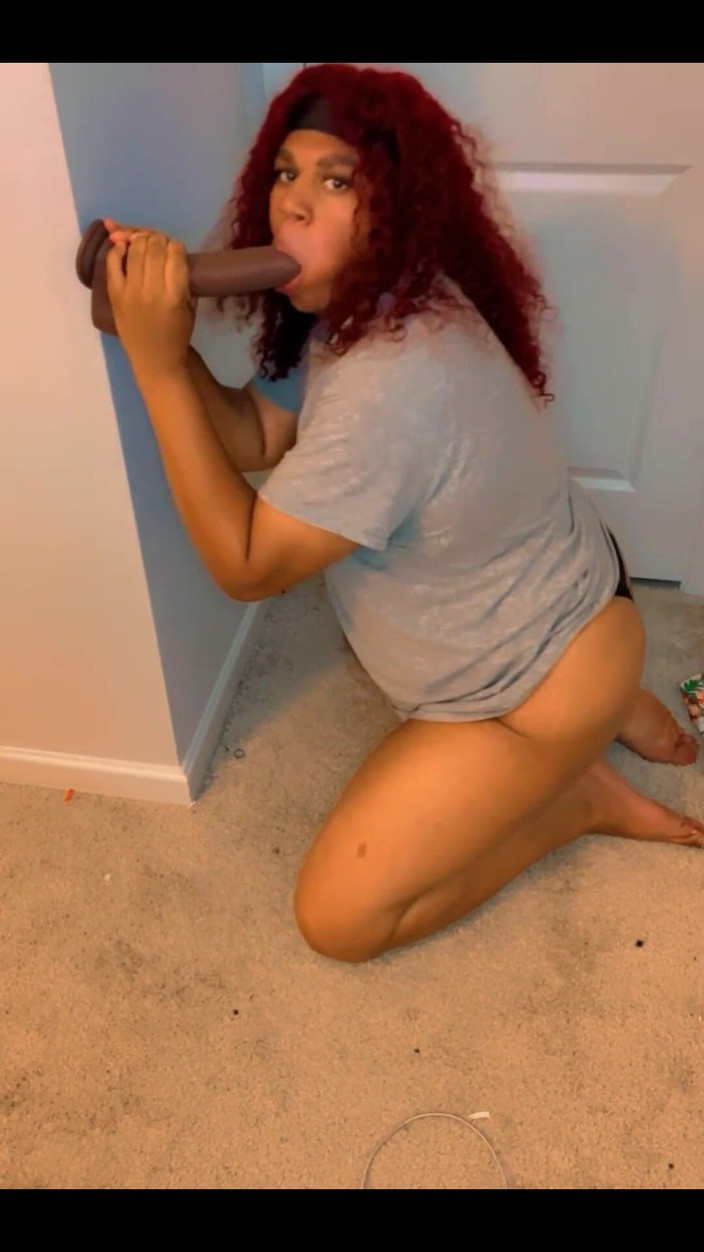 Hicktown_hoochi: Em Meus Joelhos chupando um vibrador bbc