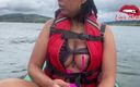 Lina Henao: Lina henao कैलिमा झील में कश्ती में हस्तमैथुन करती है जबकि पास में पर्यटक हैं - दिखावटेवाद