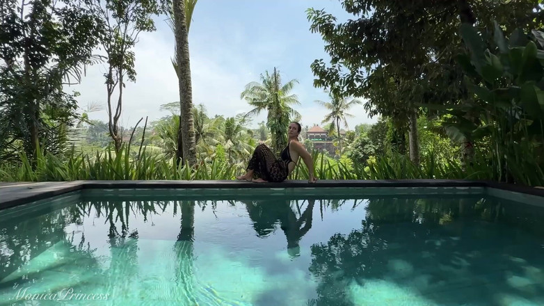 Princess Monica: Škádlení v průhledných šatech Venku u bazénu, Striptýz