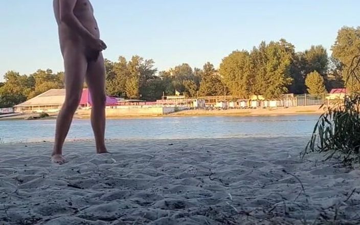 Wanker forever: Un mec pisse, se branle et jouit sur une plage...