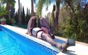 Mistress Jodie May: Transexual caliente mostrando y acariciando junto a la piscina