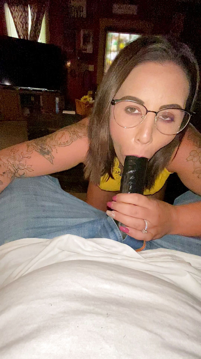 MzKiTTy91: PAWG MILF femme suce une grosse bite noire de 10 pouces