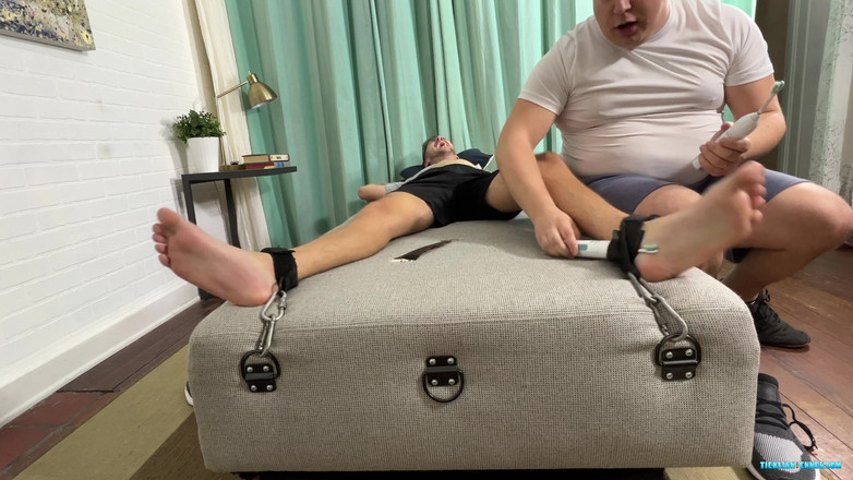 Ticklish Chubs: Nuovo allenamento abperoe