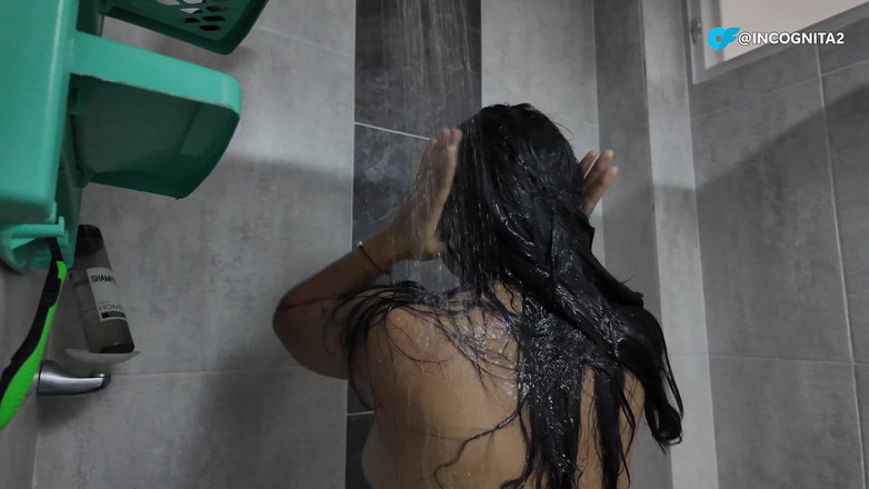 Solo_incognita: Partea 2 - Mă ascund în pat și o prind jucându-se cu vaginul ei