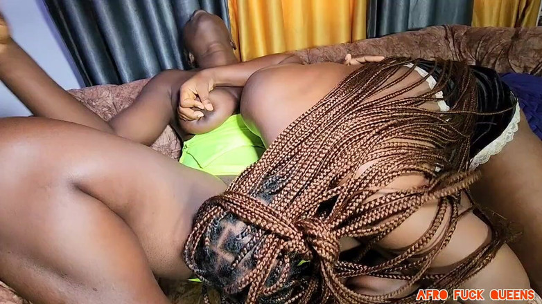 Afro fuck queens: 两个放荡的非洲女孩用黄瓜互相玩耍