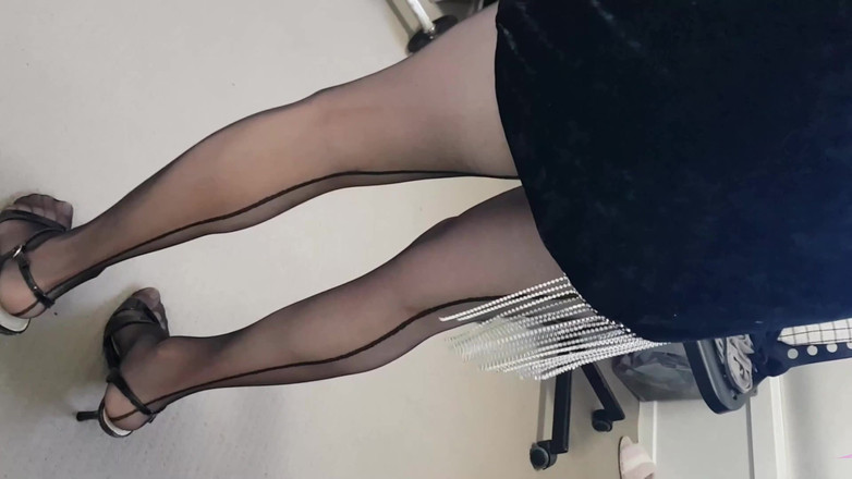 Dani Leg: Dani pierna en pantimedias se corre grande en el espejo