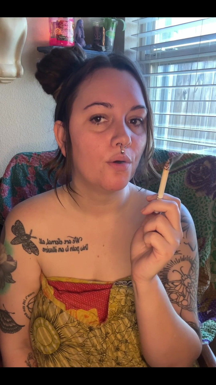 Chery Trees: Пухлая курильщикка мастурбирует