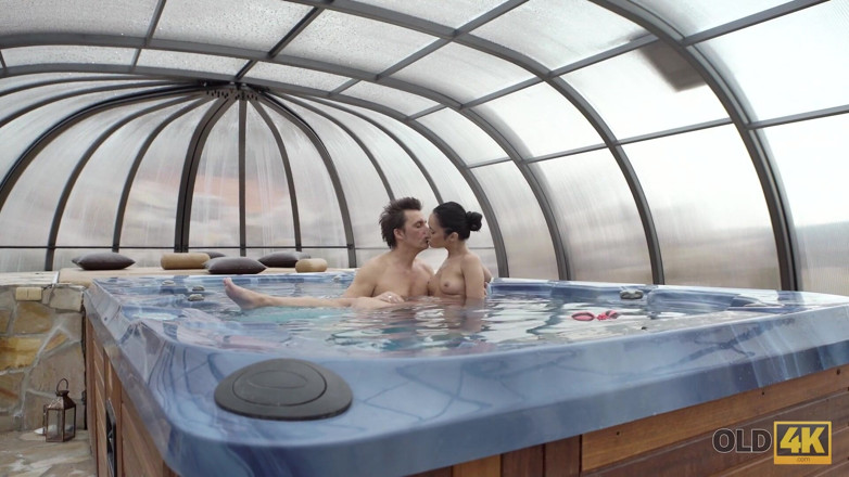 VIP 4K: OLD4K - Něžný sex ve vířivce