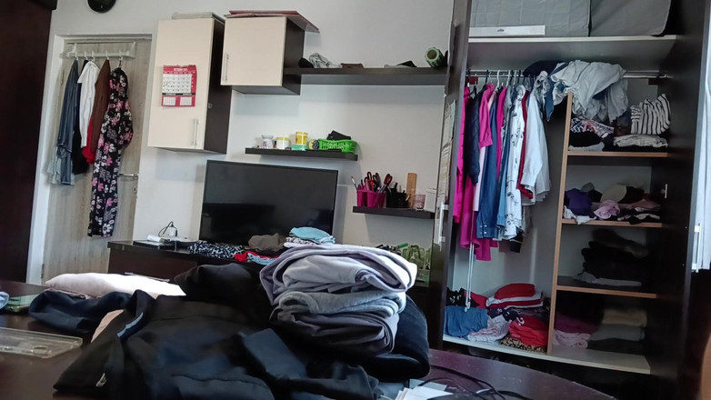 Amateur_MS: Mujer Amateur Se Divierte Probándose Ropa Y Corte.