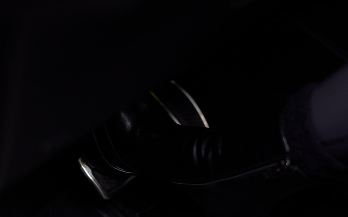 Hidi Heaventoosh: Giúp đỡ, xe của tôi bị mắc kẹt trong tuyết.