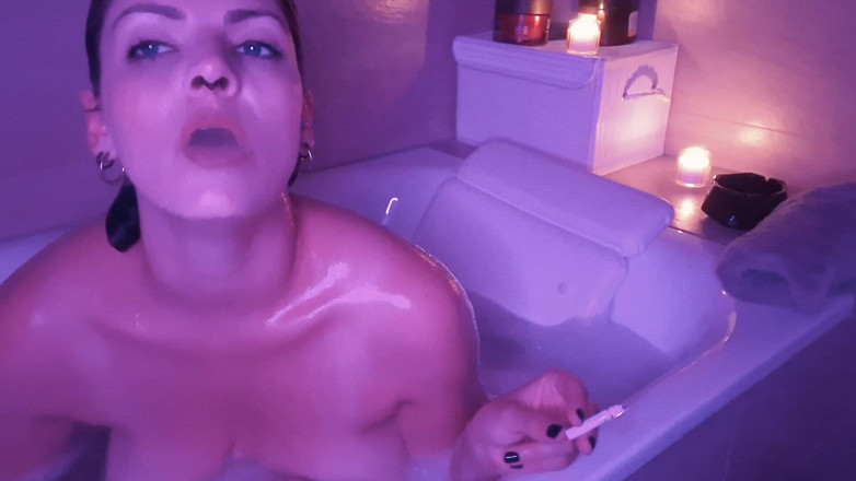 Naughty Natascha: 在浴缸中吸烟时的双重放松