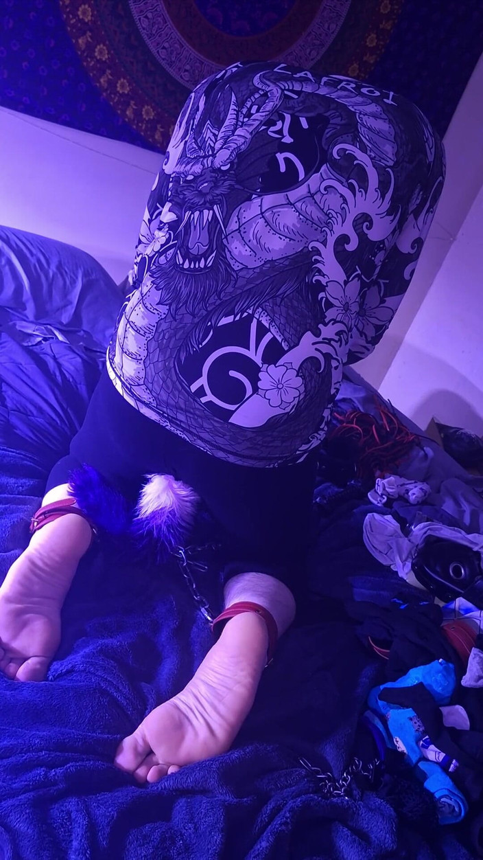 Robert48569: Nahá, která nosí ocasní kolík, vlastní otroctví