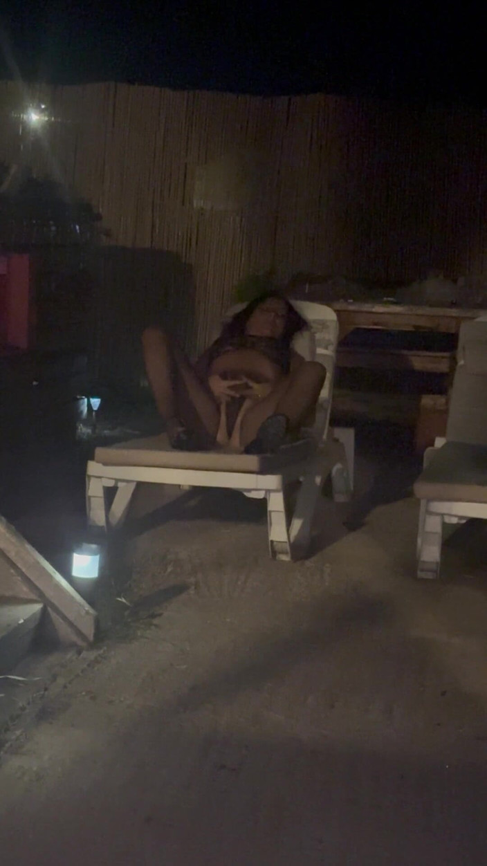 MilfyCalla: 午夜池畔挑逗