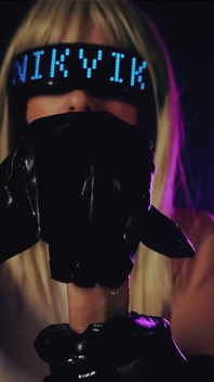 Sexy blondine in lange leren handschoenen laat je krachtig klaarkomen