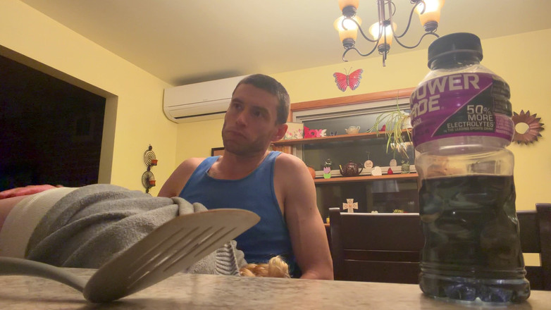 Alpha stud 4 u: Bend Emo Girl di dapur. Najis di dapur terang – cakap...