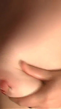 Zatímco je manželka v obchodě, její nevlastní sestra kouří manžela a nechá ho stříkat po celé své sexy kozy