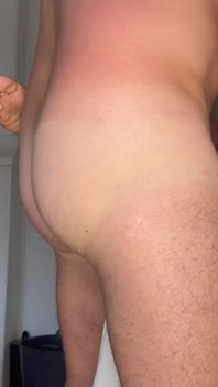 Sexy MILFka je ošukaná do zadku svým manželem, dokud nemá úžasný orgasmus
