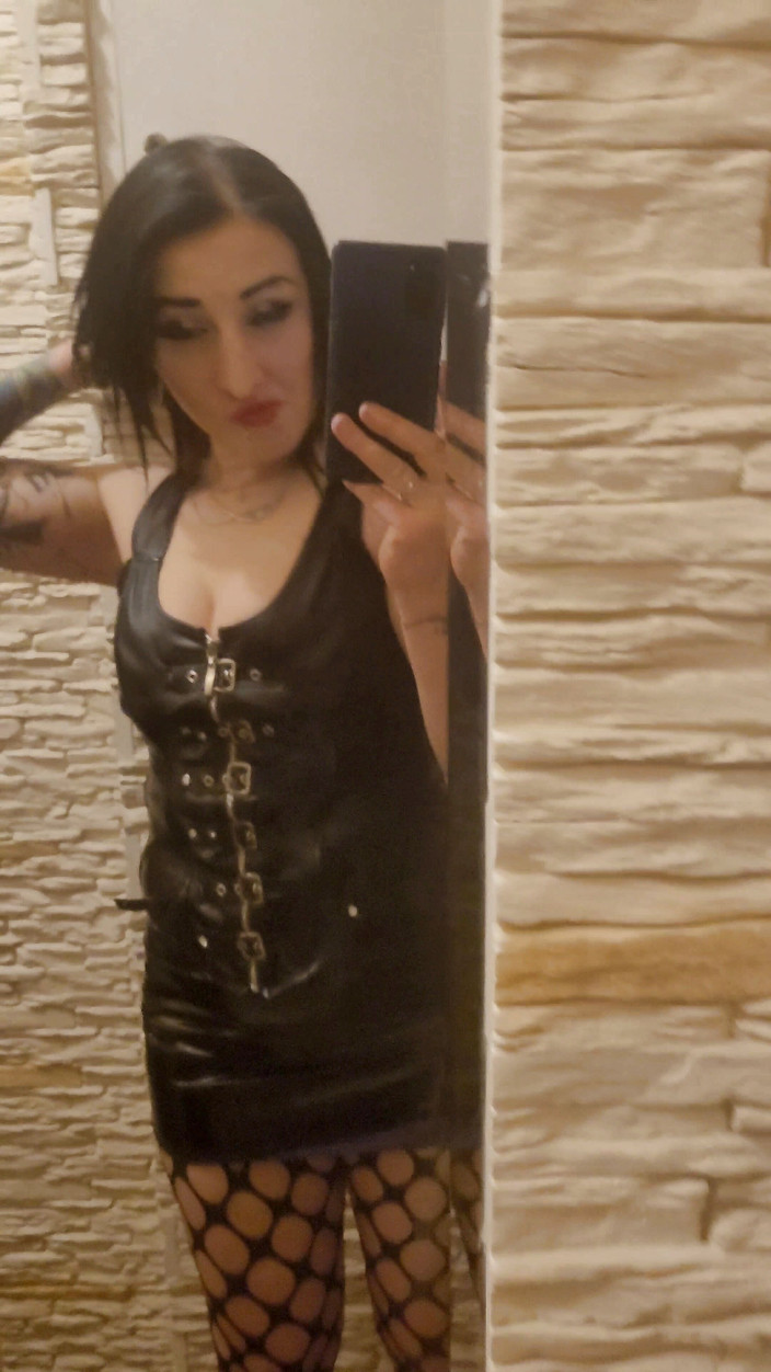 KatrixandCaliforniaLatex: Bohyně pózuje v latexu a ukazuje svůj šťavnatý zadek