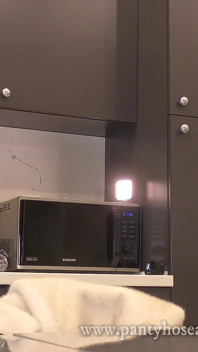 Awek bengkung dan awek cantik panas bertetek besar dalam pantyhose hitam di dapur mengambil seluar dalamnya