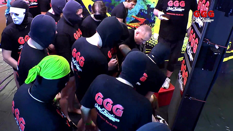 Gang Bang Germany: Ggg John Thompson- Susi Star смокче і трахає гігантські члени на дикій груповусі